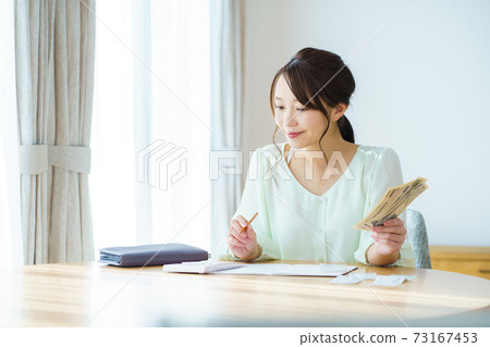 家庭主婦的家庭管理形象 家庭主婦的家庭管理形象 73167453