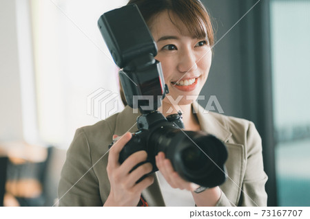 Female photographer 73167707