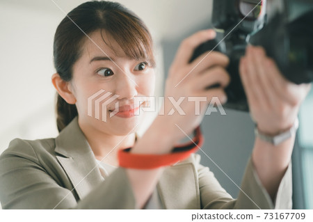 Interview female photographer 73167709