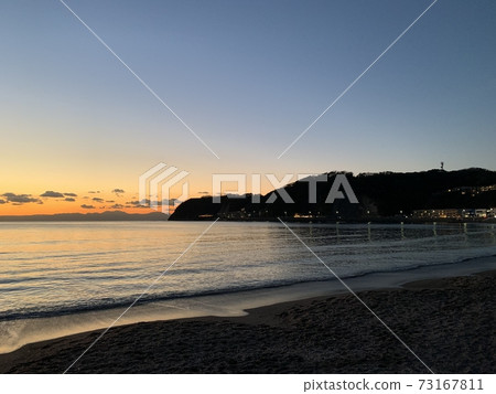 Zushi Beach at dusk 73167811