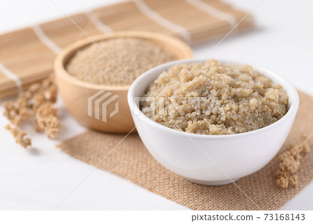 Cooked brown quinoa seeds and raw quinoa seeds in a bowl Cooked brown quinoa seeds and raw quinoa seeds in a bowl 73168143