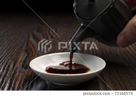 將醬油倒入一個小盤子裡 73168574