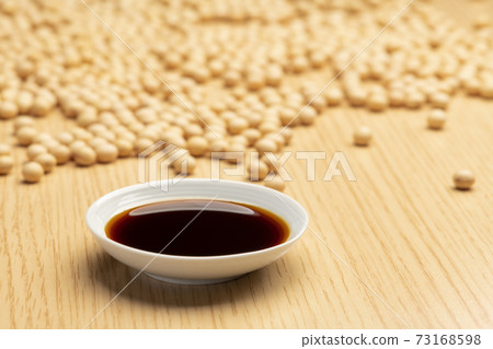 將醬油倒入一個小盤子裡 73168598