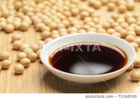 Pour soy sauce into a small dish 73168599