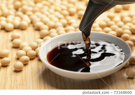 將醬油倒入一個小盤子裡 73168600