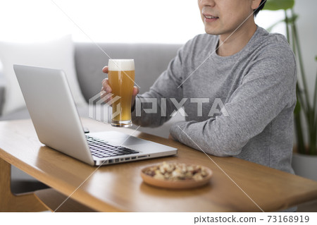 一個人在家裡有一個在線飲酒會 73168919