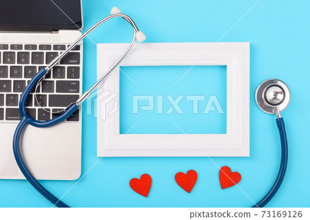 Doctor's Day concept, flat lay top view, stethoscope with laptop computer and photo frame diagnosis of heart disease Doctor's Day concept, flat lay top view, stethoscope with laptop computer and photo frame diagnosis of heart disease 73169126