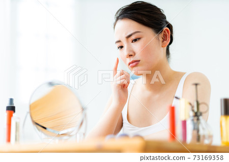 Skin trouble female acne Skin trouble female acne 73169358