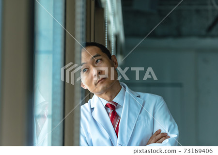 一件白大褂男 73169406