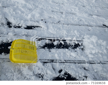 冬季屋頂除雪工作的形象 73169638