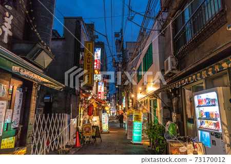 Tokyo cityscape of Japan Declaration of emergency tomorrow decision. Most infected with 1591 people. The bar is ... = 6th, Shinbashi, Tokyo Tokyo cityscape of Japan Declaration of emergency tomorrow decision. Most infected with 1591 people. The bar is ... = 6th, Shinbashi, Tokyo 73170012