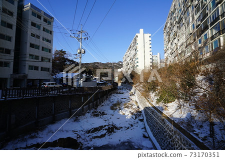 Jeongneunggol. Seongbuk-gu. Alley. In winter Jeongneunggol. Seongbuk-gu. Alley. In winter 73170351