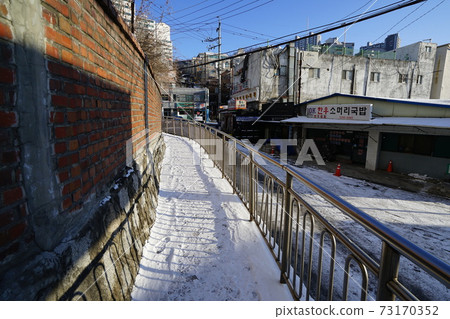 Jeongneunggol. Seongbuk-gu. Alley. In winter 73170352