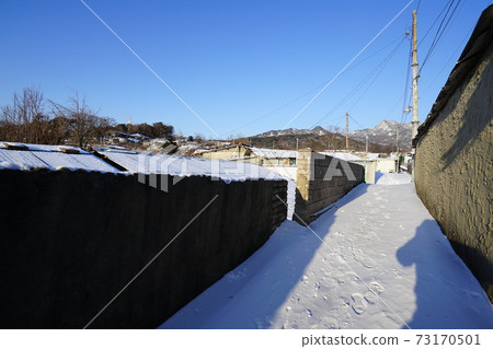 Jeongneunggol. Alley. In winter. Seongbuk-gu Jeongneunggol. Alley. In winter. Seongbuk-gu 73170501