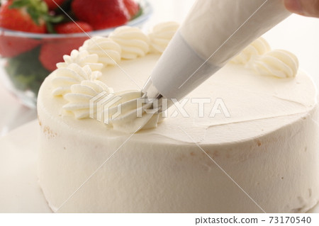 Handmade cake squeeze cream 73170540