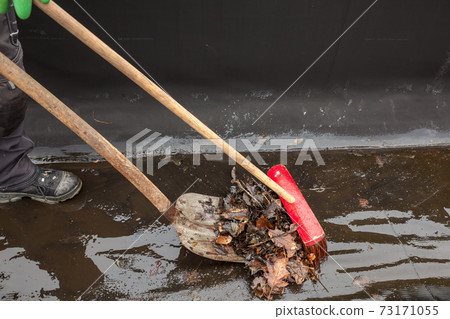 The gutter is blocked on a flat roof The gutter is blocked on a flat roof 73171055
