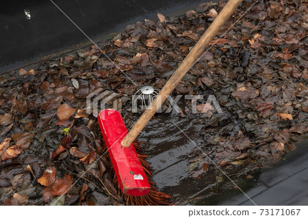 The gutter is blocked on a flat roof The gutter is blocked on a flat roof 73171067