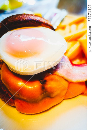 一個美食漢堡，配上融化的奶酪，日本牛肉漢堡和一個煎雞蛋的圖片 73171595