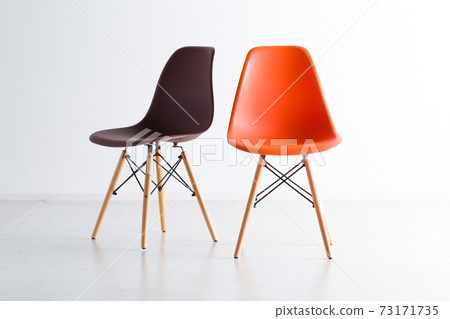 橙色和棕色的椅子Eames 73171735