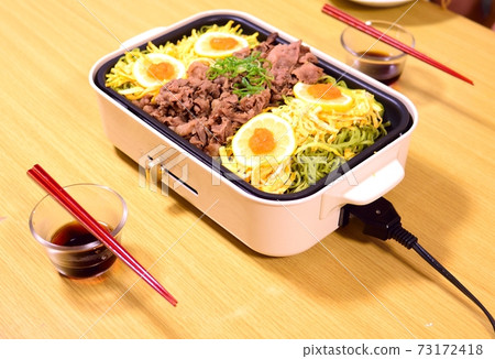 在熱板上鋪蕎麥麵 73172418