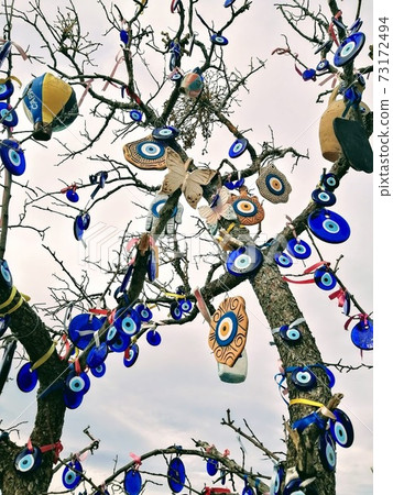 Many eye-catching amulets (colorful decorations) were also displayed at the Cappadocia ruins. 73172494