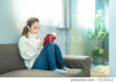 讀一本書的女人 73172522
