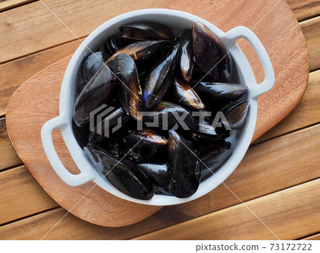 Fresh mussels, food ingredients, shellfish Fresh mussels, food ingredients, shellfish 73172722