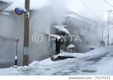 Scenery (in a hot spring town) with snow on the roof 73173573