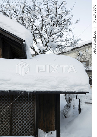 屋頂上有雪的風景 屋頂上有雪的風景 73173576