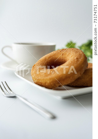 甜甜圈和奶茶在白板上[白色背景] 73174751