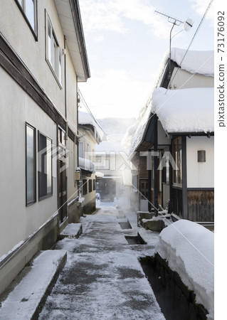 Scenery of the back alley of the hot spring town where snow is piled up Scenery of the back alley of the hot spring town where snow is piled up 73176092