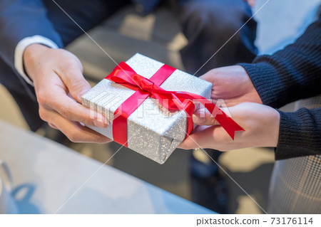 女人交出情人節巧克力 73176114