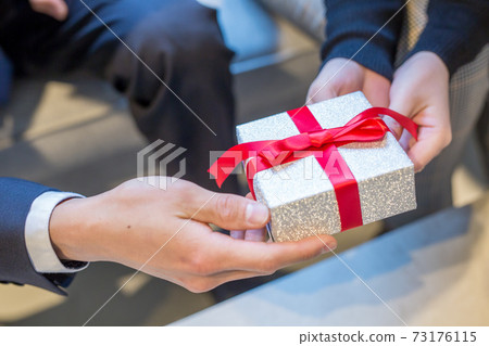 女人交出情人節巧克力 73176115