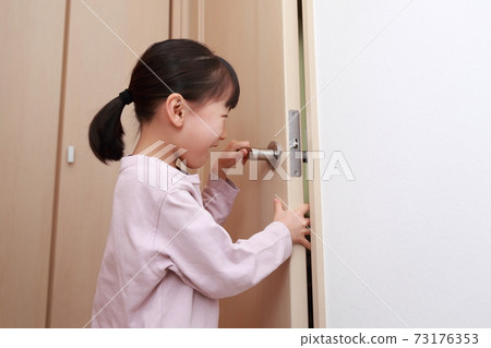 一個女孩,在開門和關門時捏手受傷 一個女孩,在開門和關門時捏手受傷 73176353