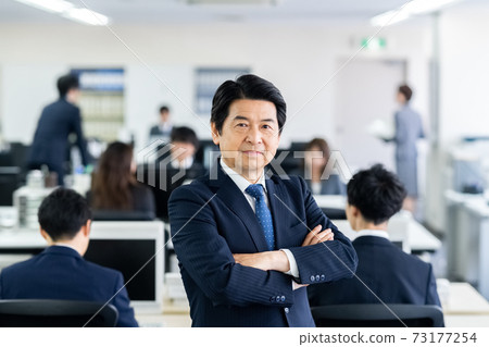 站在辦公室的中年商人 站在辦公室的中年商人 73177254