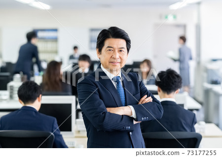 站在辦公室的中年商人 73177255
