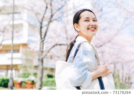 一位年輕的女士，沿著櫻花走 73178264