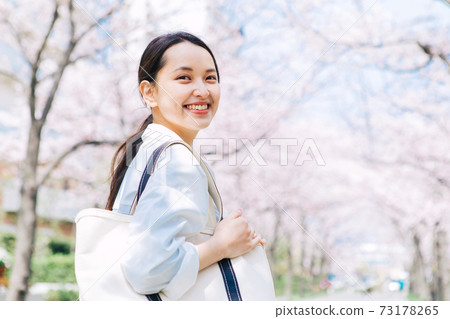 大學生在櫻花樹校園裡散步 73178265