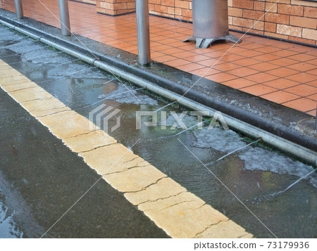 Snow-melting pipe that melts the snow on the road 73179936