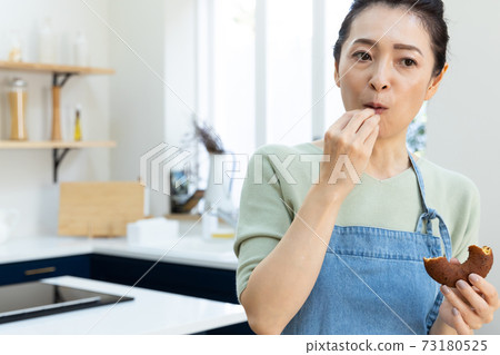 Middle women standing in the kitchen 73180525
