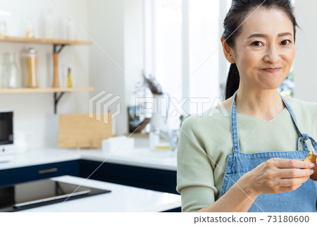 站立在廚房裡的中間婦女 73180600