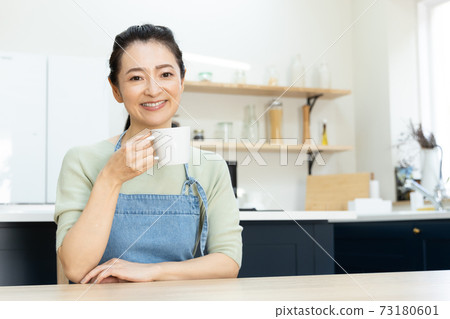 用餐的下午茶時間女人 用餐的下午茶時間女人 73180601