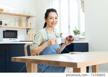 用餐的下午茶時間女人 用餐的下午茶時間女人 73180602