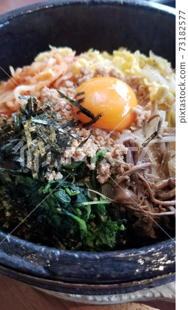 混合前的石鍋拌飯 混合前的石鍋拌飯 73182577