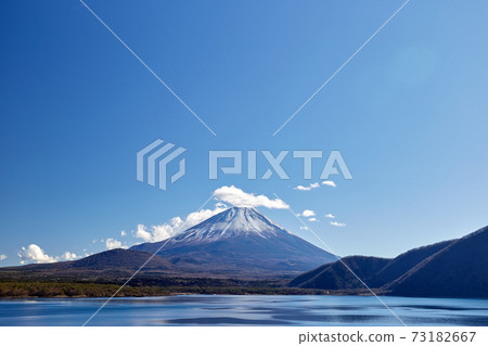 在冬季(12月),可以從本栖湖的岸邊看到微雪的富士山。 在冬季(12月),可以從本栖湖的岸邊看到微雪的富士山。 73182667