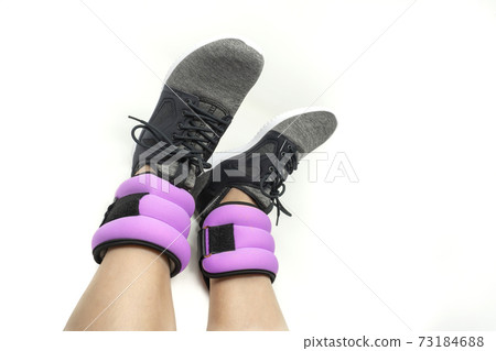 婦女的腿穿腳踝負重 73184688