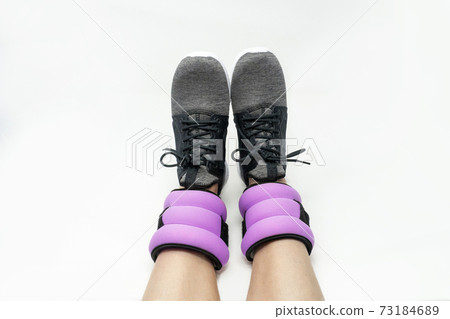 婦女的腿穿腳踝負重 婦女的腿穿腳踝負重 73184689