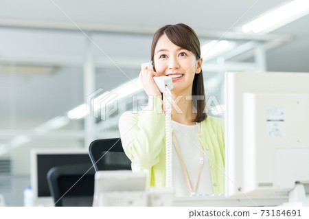 在辦公室裡打電話的女商人 在辦公室裡打電話的女商人 73184691