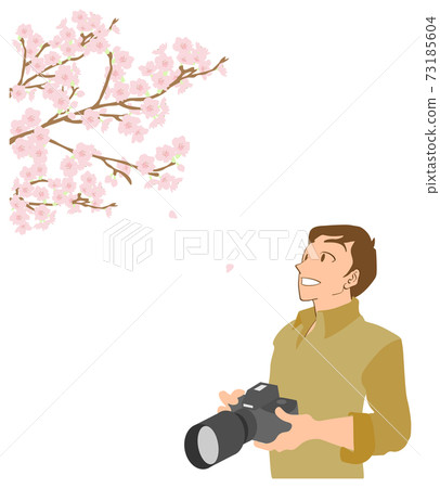男攝影師用單鏡頭反光照相機拍攝櫻花 73185604