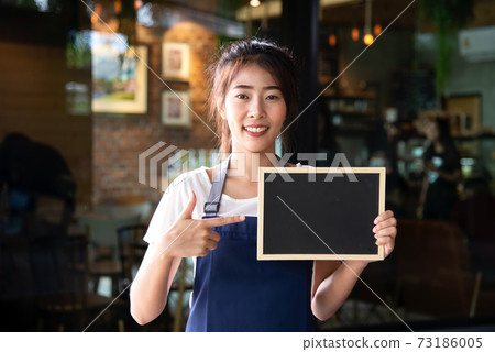Barista asian women holding label Coffee order in the coffee shop Barista asian women holding label Coffee order in the coffee shop 73186005